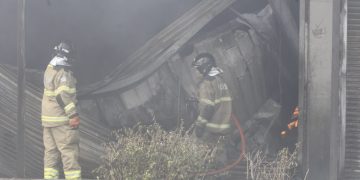 Bombeiros seguem no rescaldo após incêndio que destruiu 28 lojas na Ceasa de Irajá. Não há vítimas registradas.