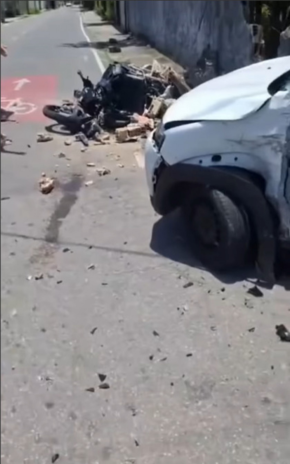 Policial militar morre após colisão na Região Oceânica de Niterói. Acidente envolveu moto e carro no bairro Itaipu.