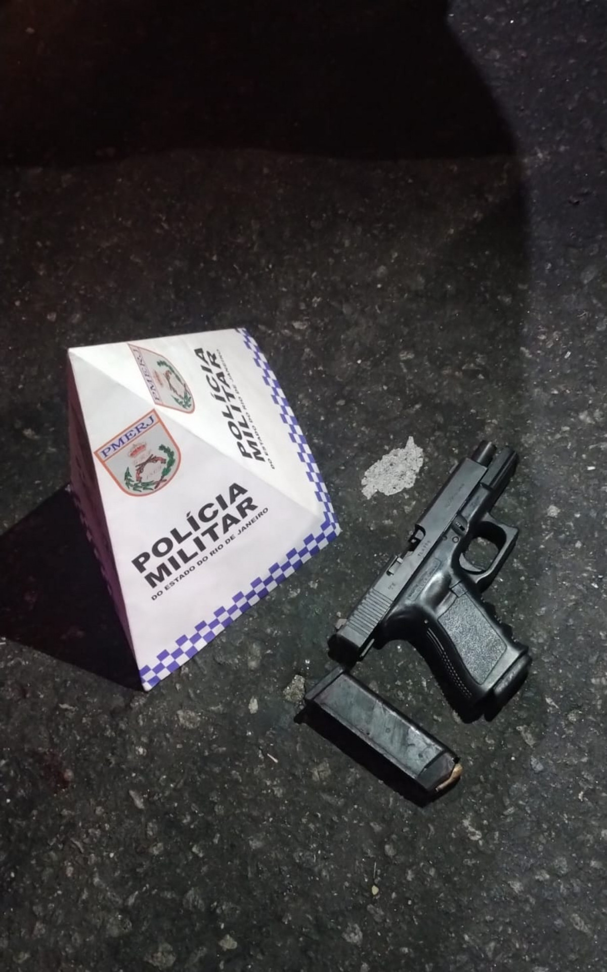 Homem que se passava por policial militar foi preso após agredir a companheira em Nova Iguaçu.