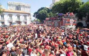 Comemoração do tetracampeonato do Flamengo no Centro do Rio terminou em tumulto após intervenção da PM.