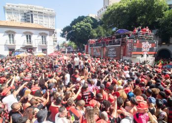 Comemoração do tetracampeonato do Flamengo no Centro do Rio terminou em tumulto após intervenção da PM.