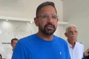 Carro de vereador foi alvo de mais de 15 tiros em Itaboraí; PM suspeito foi socorrido e caso é investigado como tentativa de homicídio