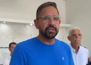 Carro de vereador foi alvo de mais de 15 tiros em Itaboraí; PM suspeito foi socorrido e caso é investigado como tentativa de homicídio