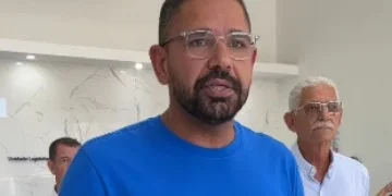 Carro de vereador foi alvo de mais de 15 tiros em Itaboraí; PM suspeito foi socorrido e caso é investigado como tentativa de homicídio