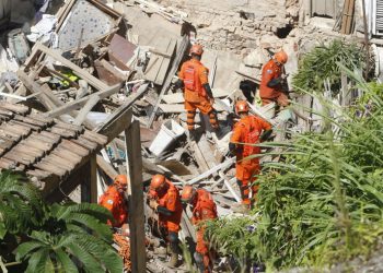 Sobrado desaba no Catete e deixa 16 feridos; bombeiros utilizam drones e cães para buscas por vítimas.