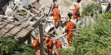 Sobrado desaba no Catete e deixa 16 feridos; bombeiros utilizam drones e cães para buscas por vítimas.