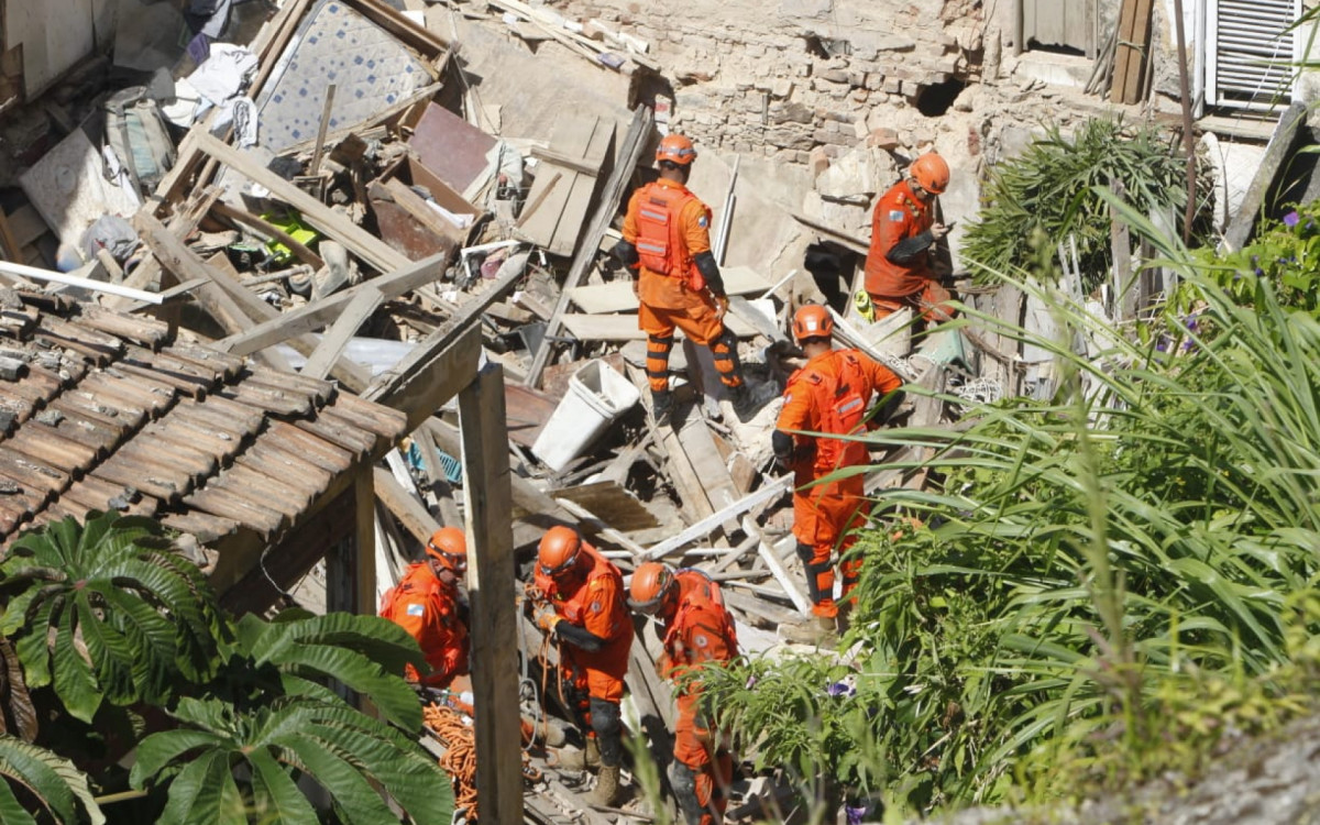 Sobrado desaba no Catete e deixa 16 feridos; bombeiros utilizam drones e cães para buscas por vítimas.