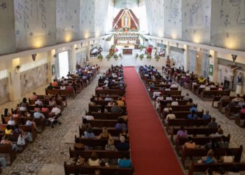 Fiéis reunidos celebram Dia de Nossa Senhora da Conceição no Engenho Novo, com missas e relatos de fé e gratidão.