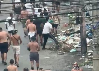 Homem morreu após ser esfaqueado em confronto entre torcedores do Vasco e Fluminense na Baixada Fluminense.