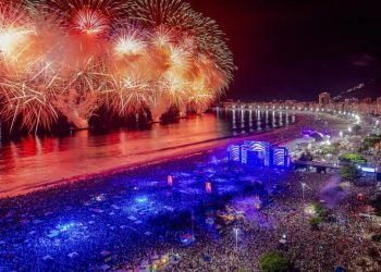 Réveillon de Copacabana é reconhecido como o maior do mundo, reunindo milhões de pessoas e movimentando o turismo no Rio de Janeiro