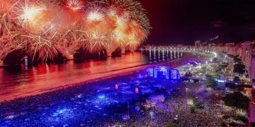 Réveillon de Copacabana é reconhecido como o maior do mundo, reunindo milhões de pessoas e movimentando o turismo no Rio de Janeiro