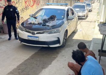 Operação policial contra narcomilícia em Maricá teve troca de tiros, prisões e apreensão de materiais.