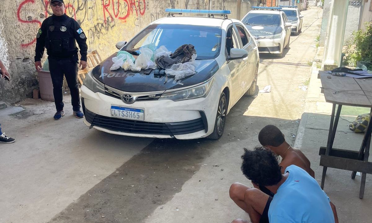 Operação policial contra narcomilícia em Maricá teve troca de tiros, prisões e apreensão de materiais.