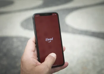 iFood inicia pagamento de bônus de até R$ 3 mil a cerca de 10 mil entregadores, conforme metas estabelecidas.
