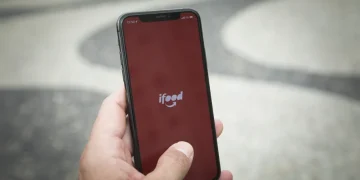 iFood inicia pagamento de bônus de até R$ 3 mil a cerca de 10 mil entregadores, conforme metas estabelecidas.
