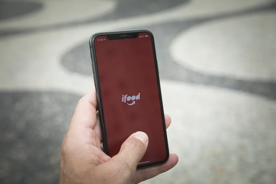 iFood inicia pagamento de bônus de até R$ 3 mil a cerca de 10 mil entregadores, conforme metas estabelecidas.