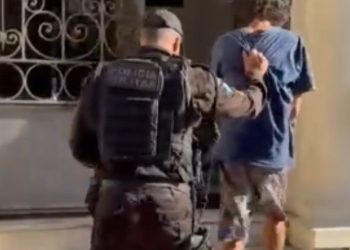 Funcionário reage rápido e polícia prende suspeito após tentativa de furto em loja de Niterói.
