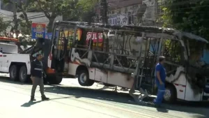 Criminosos usam ônibus como barricadas na Ilha do Governador e causam transtornos no trânsito e sensação de insegurança.