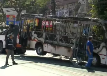 Criminosos usam ônibus como barricadas na Ilha do Governador e causam transtornos no trânsito e sensação de insegurança.