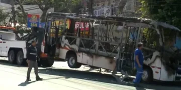 Criminosos usam ônibus como barricadas na Ilha do Governador e causam transtornos no trânsito e sensação de insegurança.