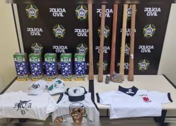 Polícia apreende arsenal e evita confronto de torcidas antes da semifinal da Copa do Brasil no Rio.