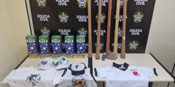 Polícia apreende arsenal e evita confronto de torcidas antes da semifinal da Copa do Brasil no Rio.
