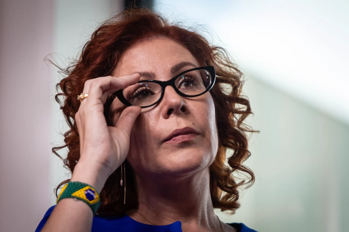 Ministro Alexandre de Moraes anula decisão da Câmara e determina a perda do mandato da deputada Carla Zambelli.
