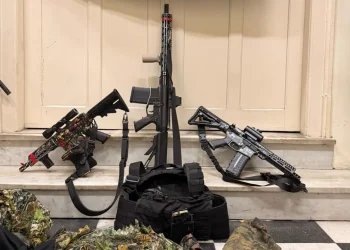 Polícia Militar apreende cinco fuzis em Niterói durante operações realizadas ao longo do fim de semana.