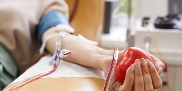 Hospital de São Gonçalo monta posto de coleta de sangue em shopping para facilitar doações e reforçar estoques.