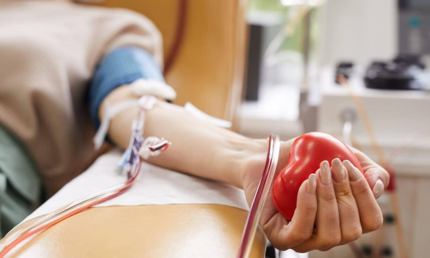 Hospital de São Gonçalo monta posto de coleta de sangue em shopping para facilitar doações e reforçar estoques.