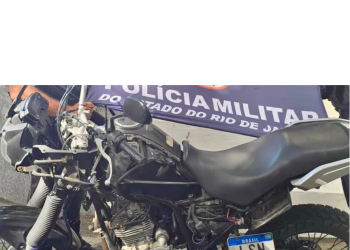 Dois homens foram presos desmontando moto roubada poucas horas após o crime em Niterói.