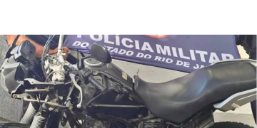 Dois homens foram presos desmontando moto roubada poucas horas após o crime em Niterói.
