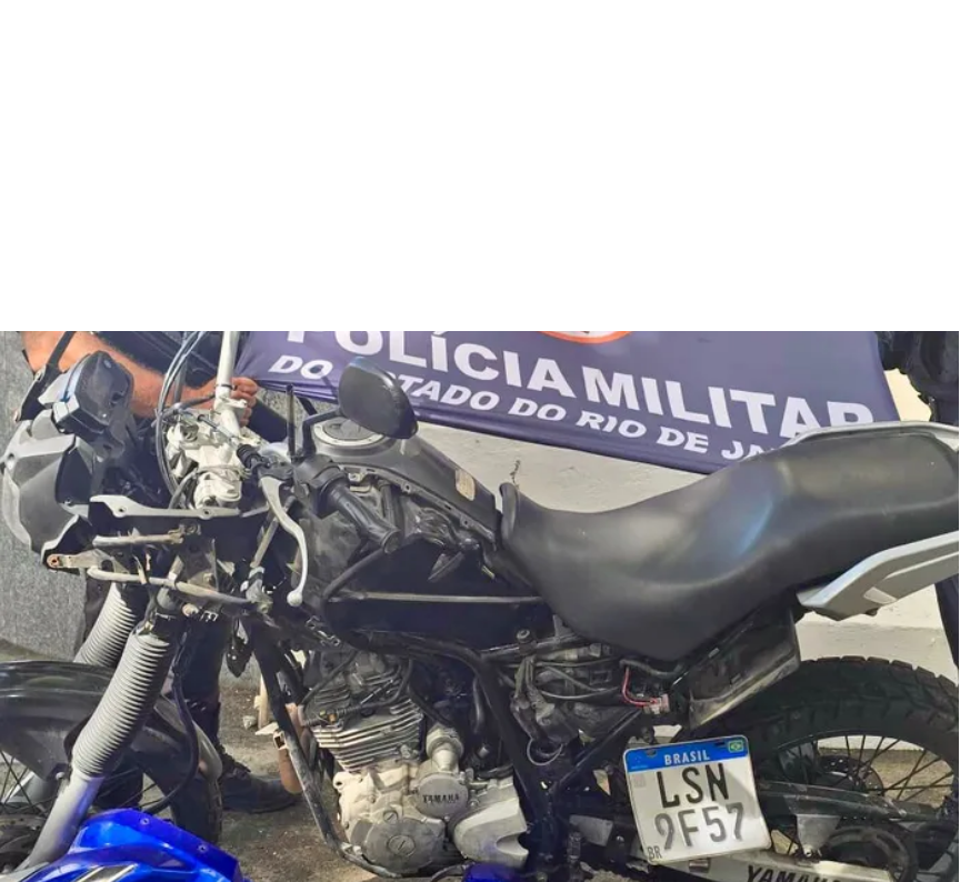 Dois homens foram presos desmontando moto roubada poucas horas após o crime em Niterói.