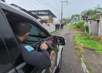 Criminosos atacaram policiais a tiros durante operação em São Gonçalo. Confronto foi registrado em vídeo.