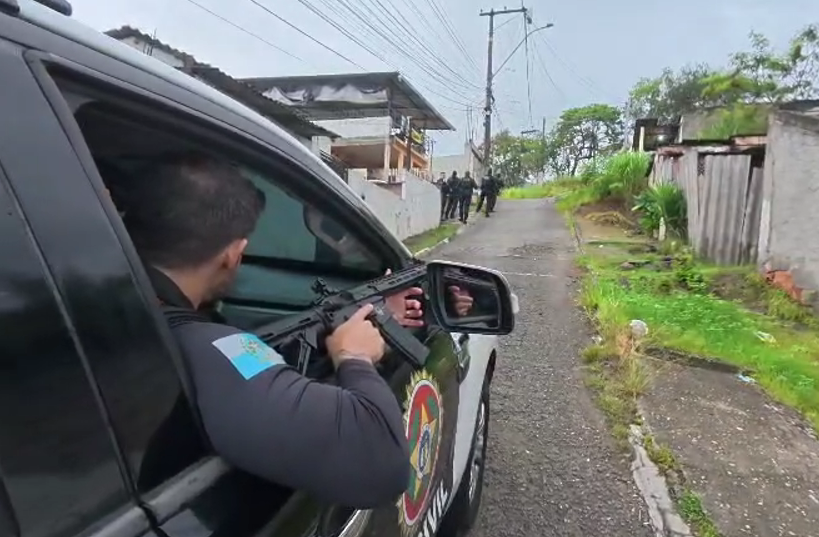Criminosos atacaram policiais a tiros durante operação em São Gonçalo. Confronto foi registrado em vídeo.