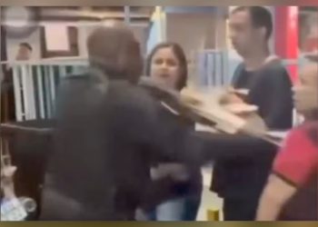 Vídeo mostra agressão contra idosa durante abordagem policial na Baixada Fluminense; caso está sob investigação.