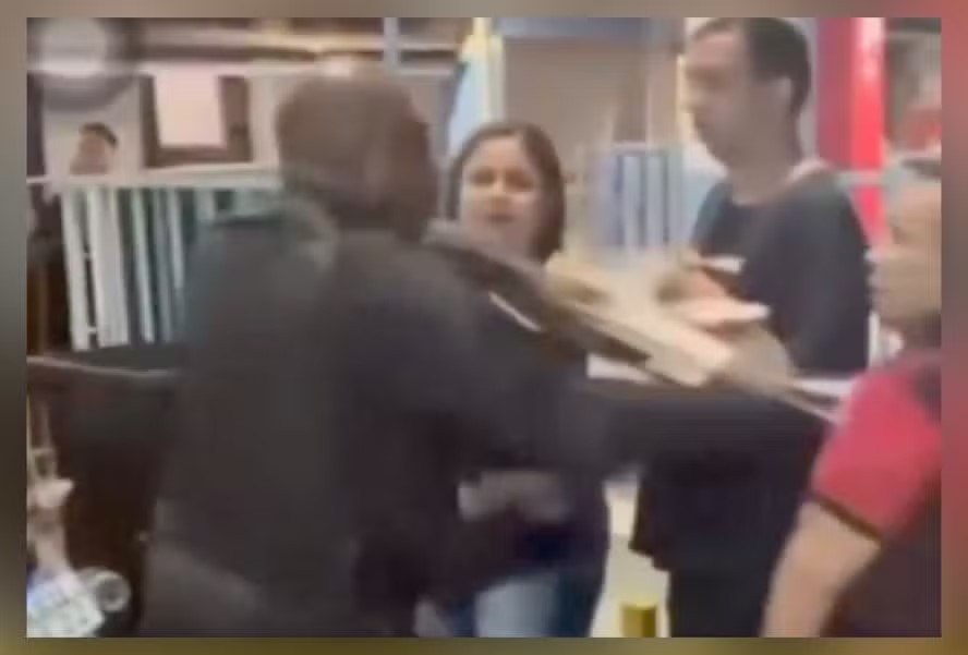 Vídeo mostra agressão contra idosa durante abordagem policial na Baixada Fluminense; caso está sob investigação.