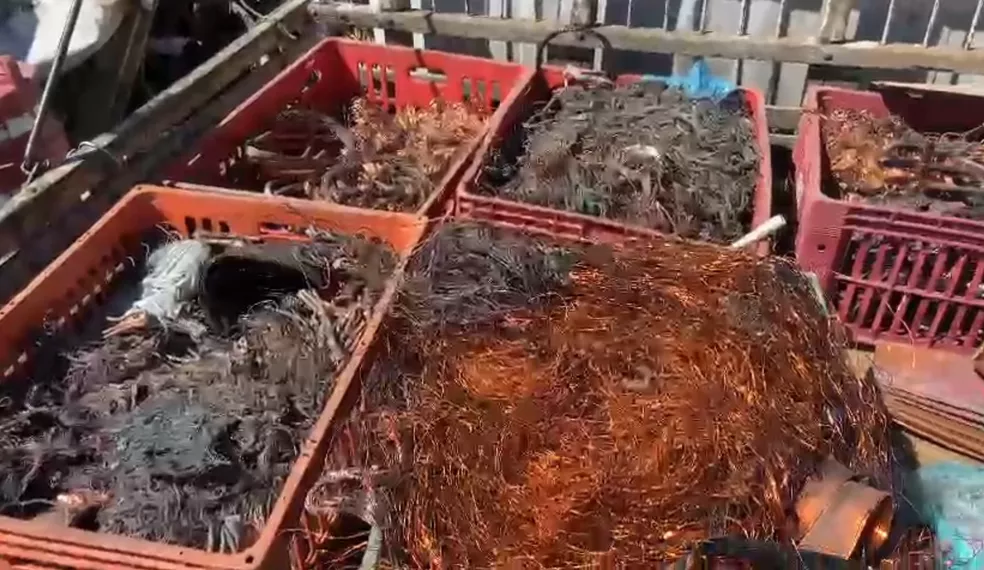 Três homens foram presos em Duque de Caxias após serem flagrados com cerca de uma tonelada de cobre sem comprovação de origem.
