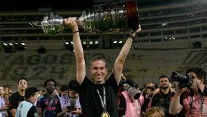 Imprensa internacional elogia Filipe Luís após novo título com o Flamengo, classificando 2025 como ano histórico para o clube.