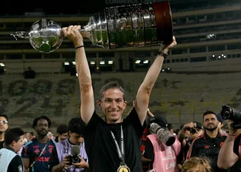 Imprensa internacional elogia Filipe Luís após novo título com o Flamengo, classificando 2025 como ano histórico para o clube.