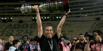 Imprensa internacional elogia Filipe Luís após novo título com o Flamengo, classificando 2025 como ano histórico para o clube.