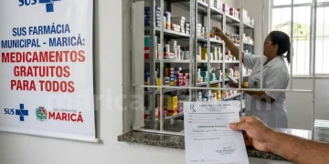 Projeto avalia permitir retirada de remédios do SUS em Maricá com receitas particulares, sem aumento de custos.