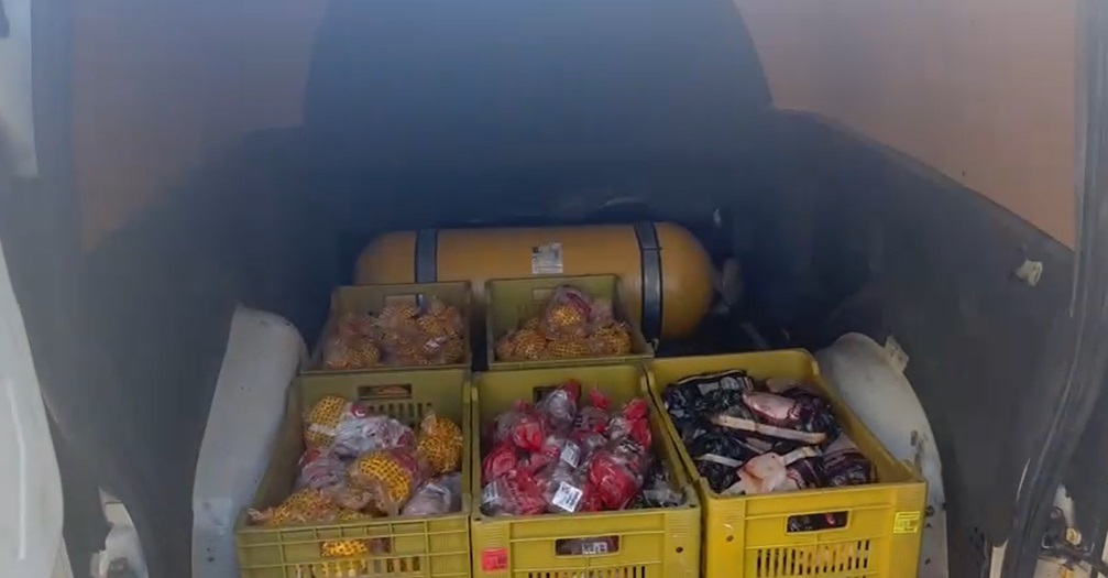 Empresário é detido em São Gonçalo após ser flagrado com carga de carne roubada em caminhão parado diante do próprio comércio.