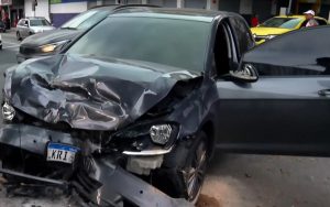 Acidente em Niterói deixa policial militar e outro homem feridos e mobiliza equipes de resgate na manhã deste domingo.