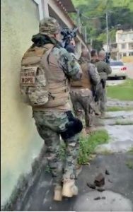 Operação policial com intenso tiroteio alterou rotas de ônibus e afetou a circulação em comunidades da Zona Norte do Rio.