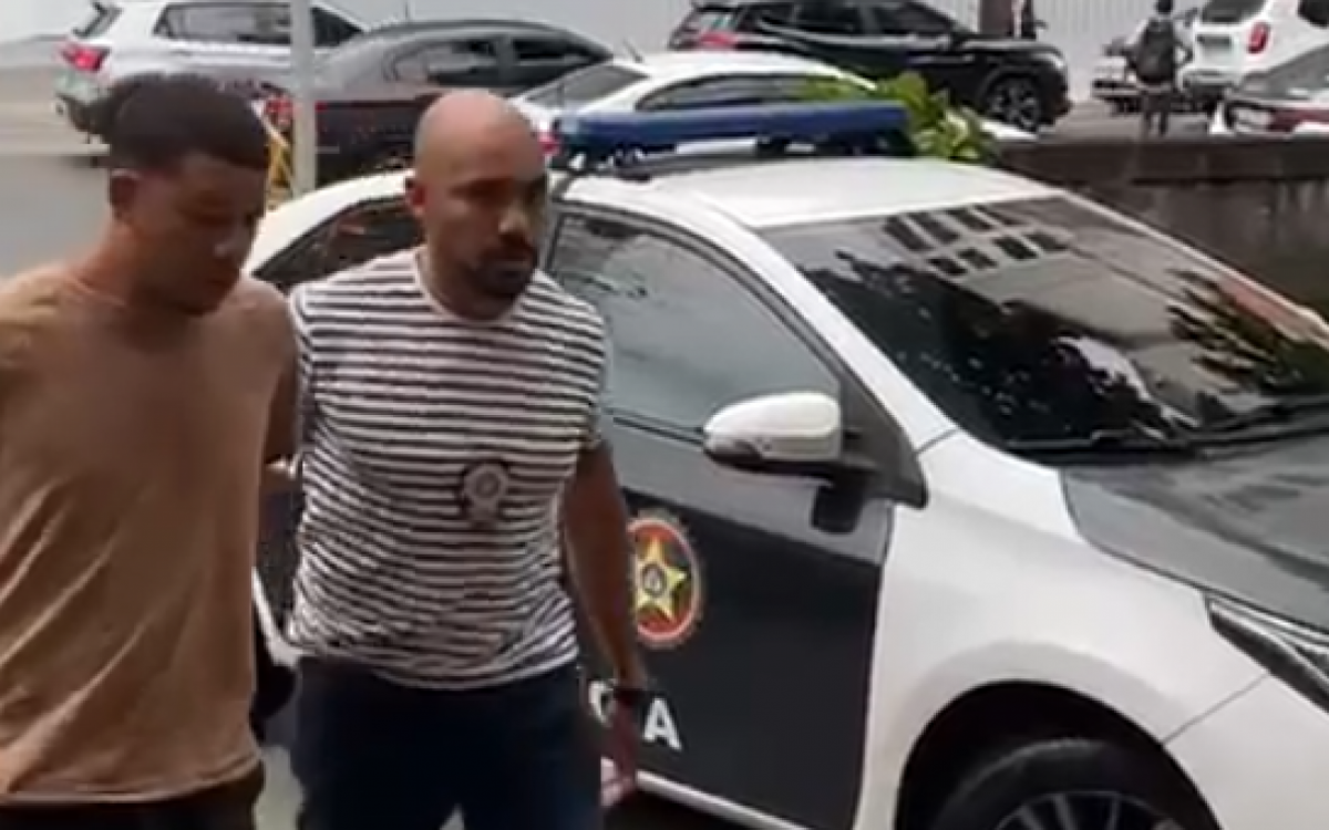 Homem é preso após exigir R$ 1.500 de turista francês para devolver celular furtado no Rio de Janeiro.
