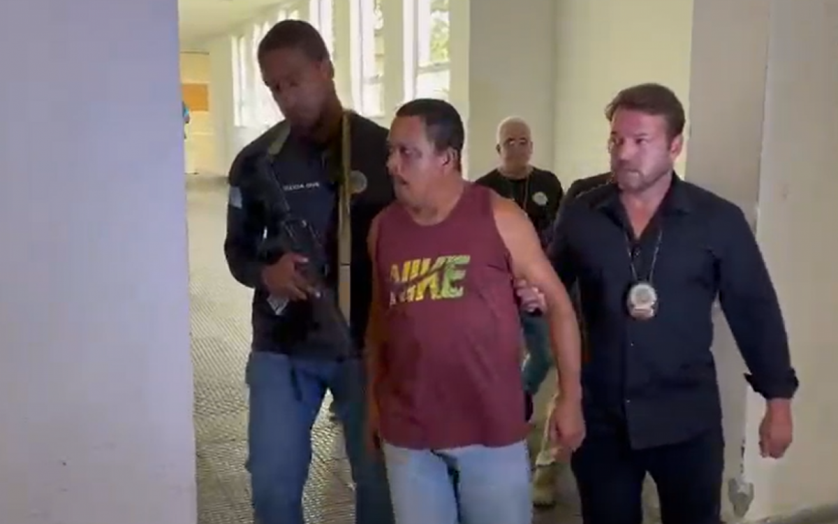 Homem é preso em Magé após matar um cachorro a tiros. Caso é investigado como maus-tratos a animal.