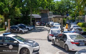 Policiais civis realizaram carreata em homenagem a comissário morto no Maracanã antes do sepultamento.