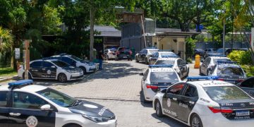 Policiais civis realizaram carreata em homenagem a comissário morto no Maracanã antes do sepultamento.