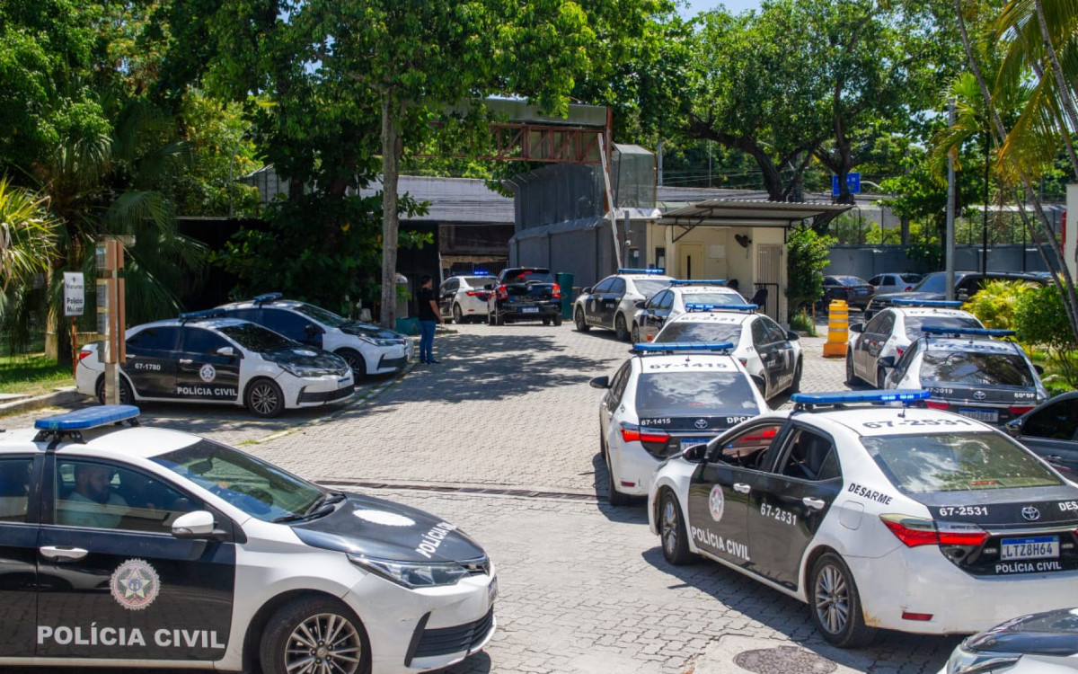 Policiais civis realizaram carreata em homenagem a comissário morto no Maracanã antes do sepultamento.